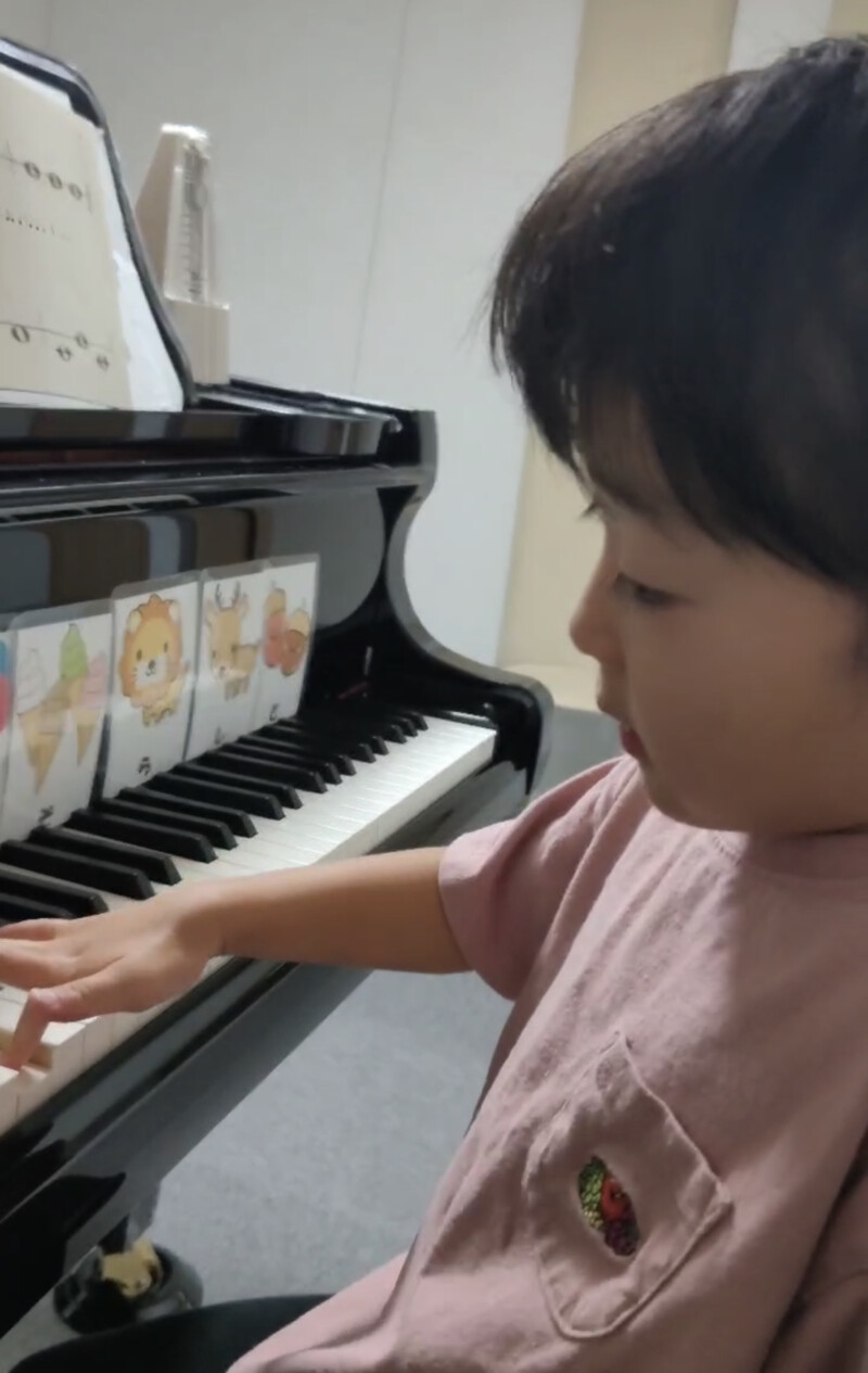 3歳ピアノレッスン